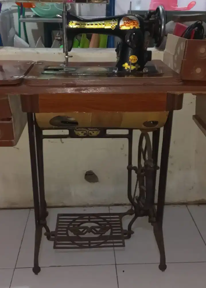 Mesin jahit  + mejanya