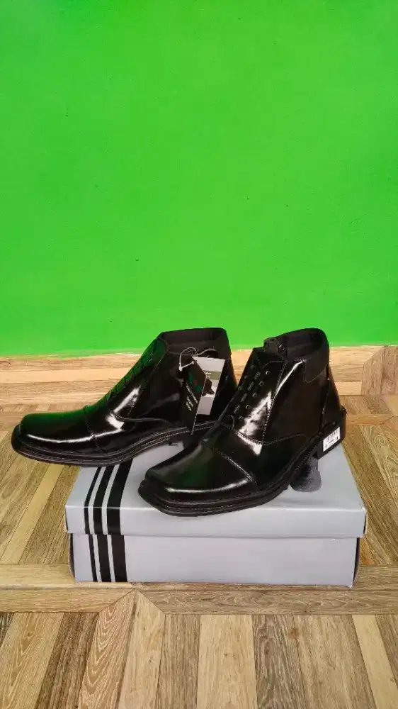 Sepatu pdh baru
