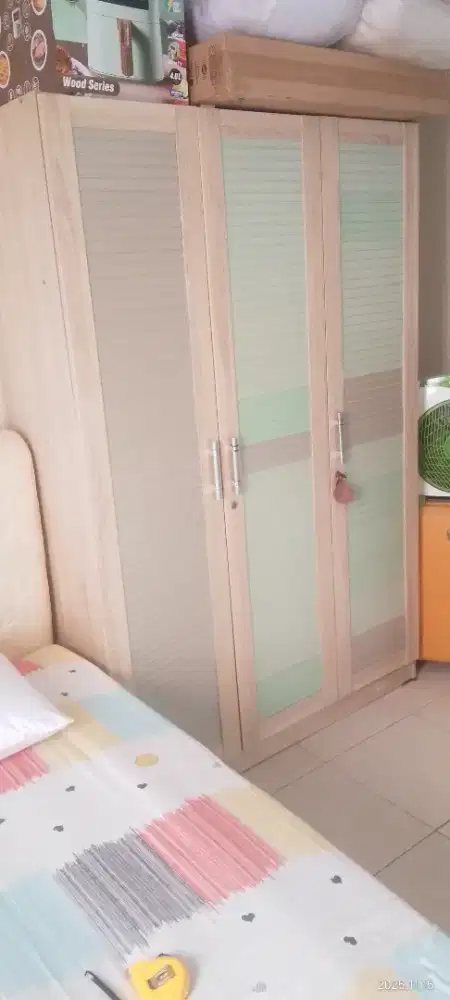 Lemari pakaian kayu 3 pintu bisa bongkar pasang ukuran 180x120x43