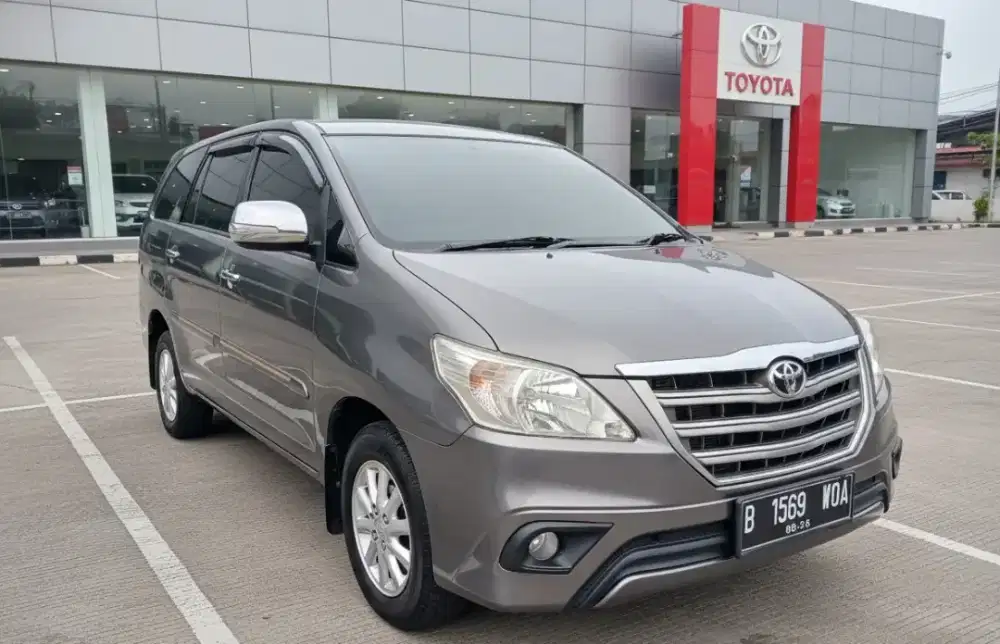 TOYOTA INNOVA E 2.0 AT 2015