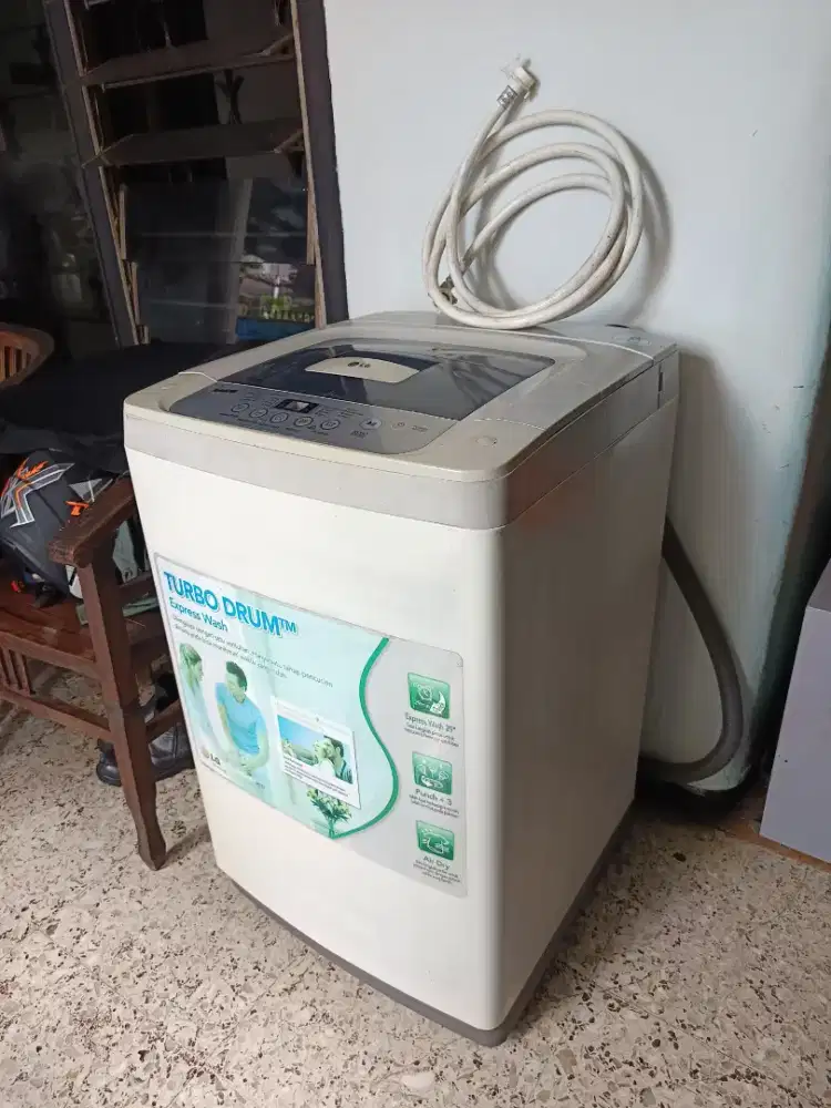 Mesin cuci otomatis LG