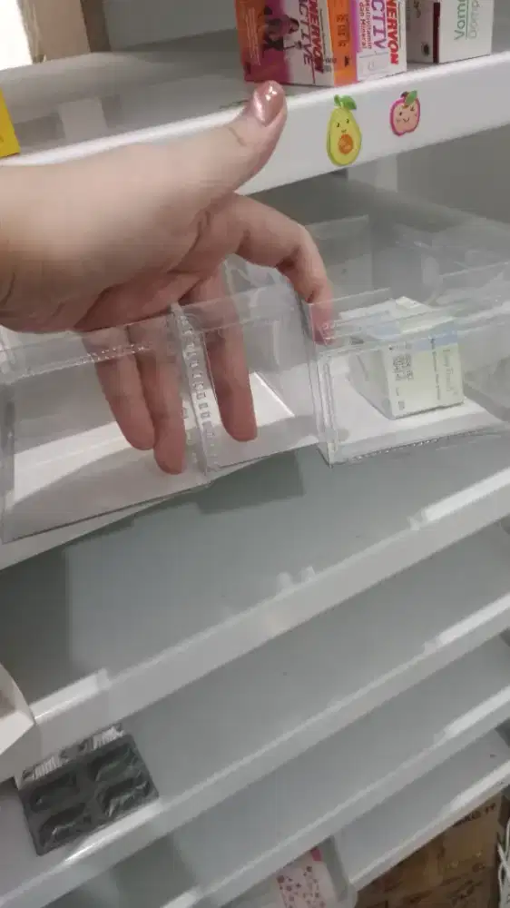 Rak dan perlengkapan apotek