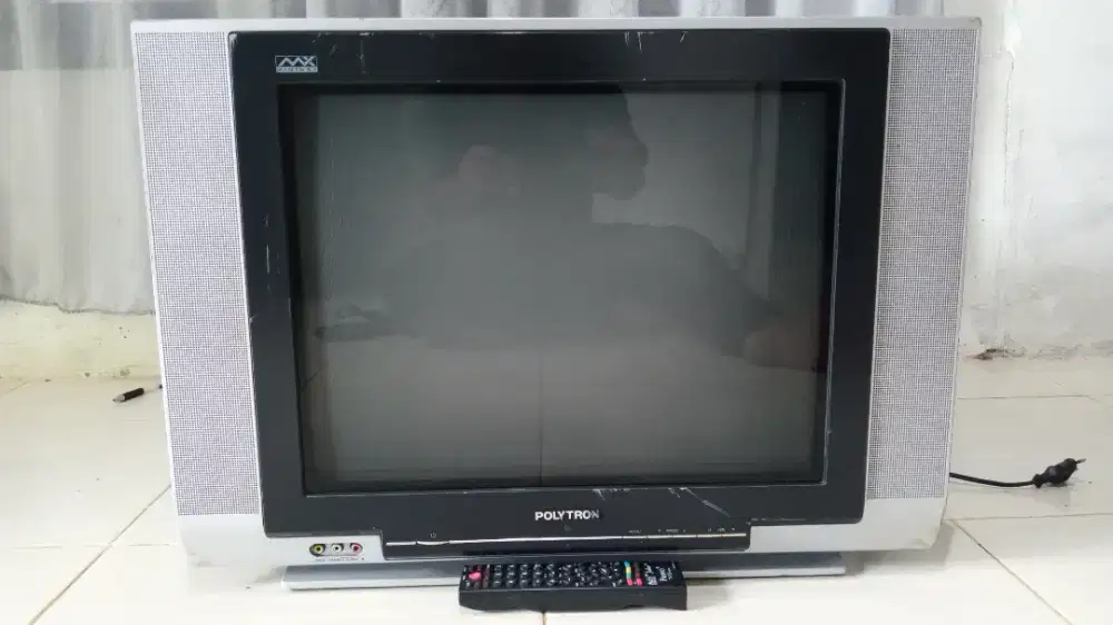 Tv Polytron 21 inci layar datar masih mulus tinggal pakai