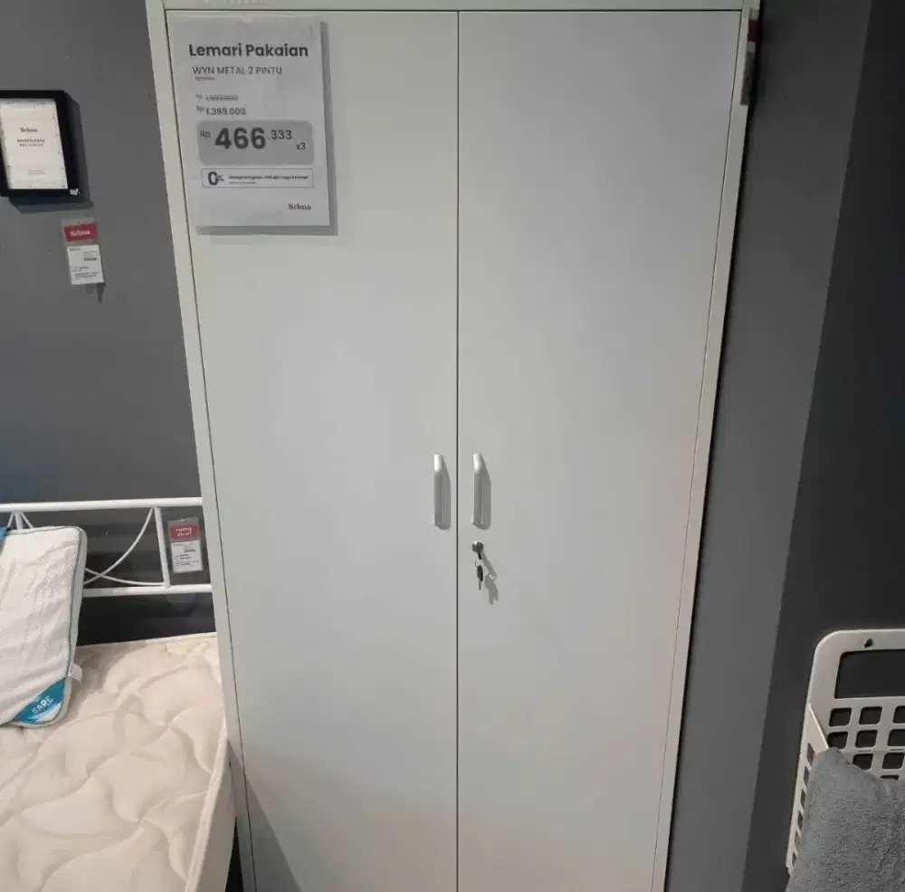 lemari pakaian metal