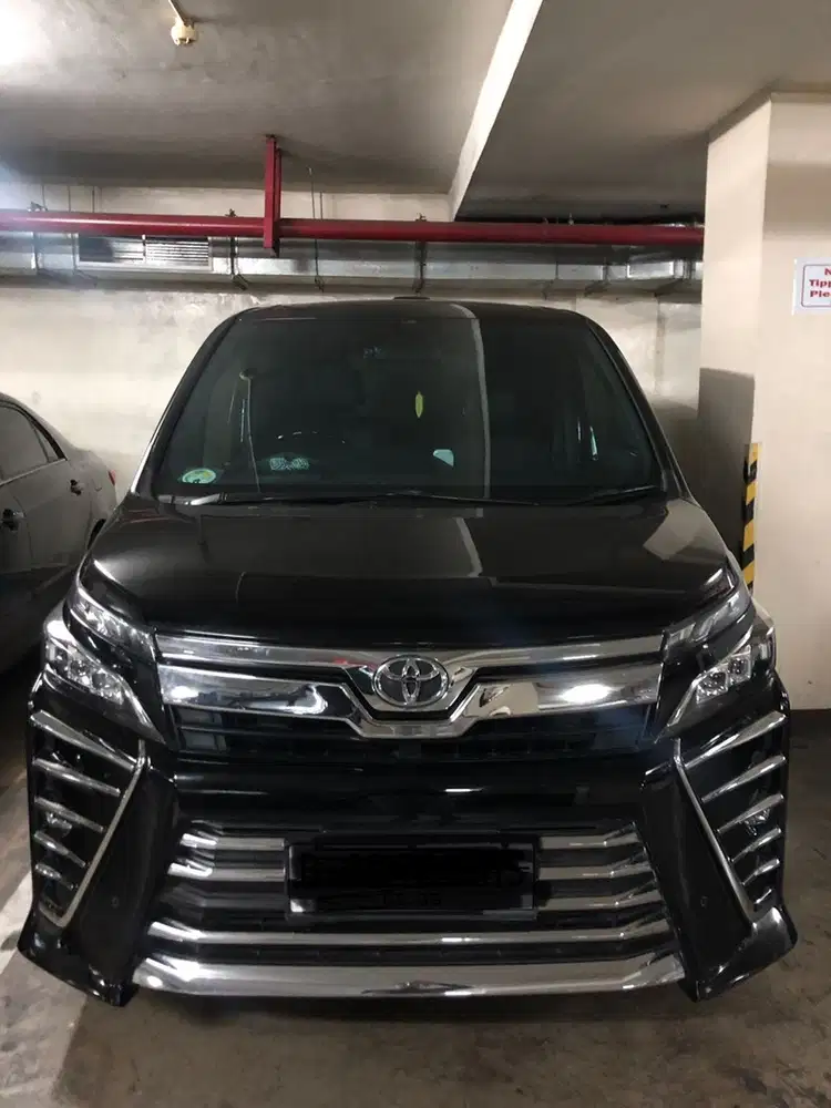 Dijual Mobil - Toyota Voxy 2019 Bensin