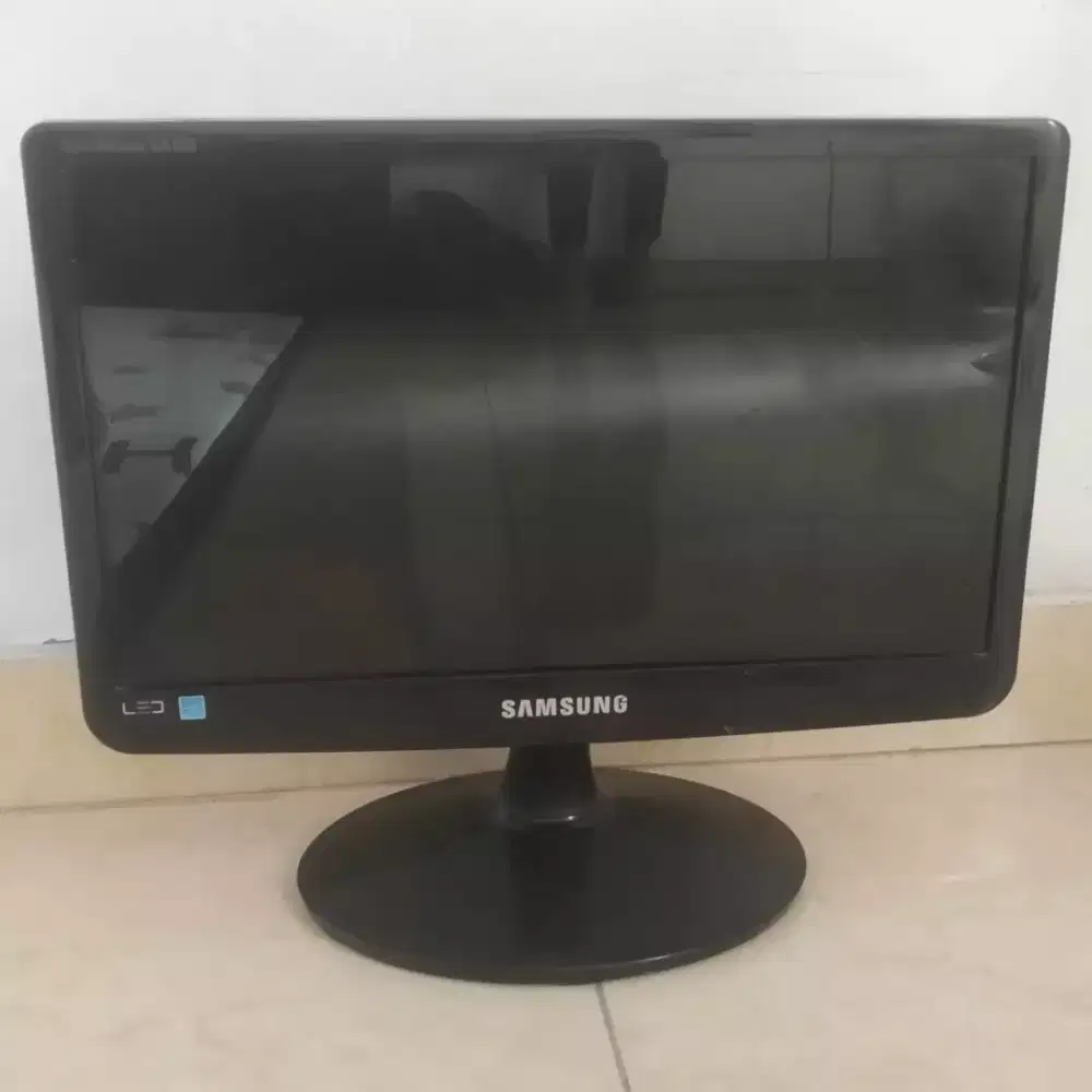 LED Monitor Samsung 16in Wide (SyncMaster SA100)
