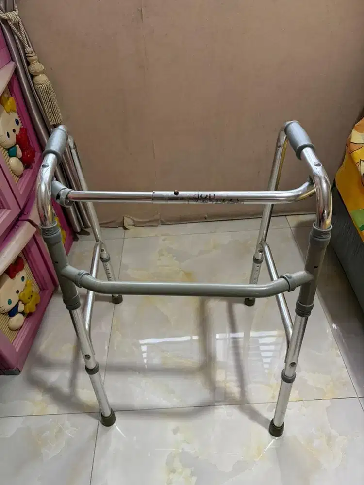 Tongkat kaki persegi 4