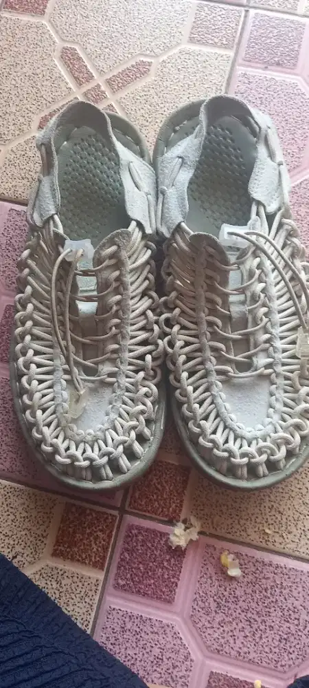 Sepatu sandal nyaman