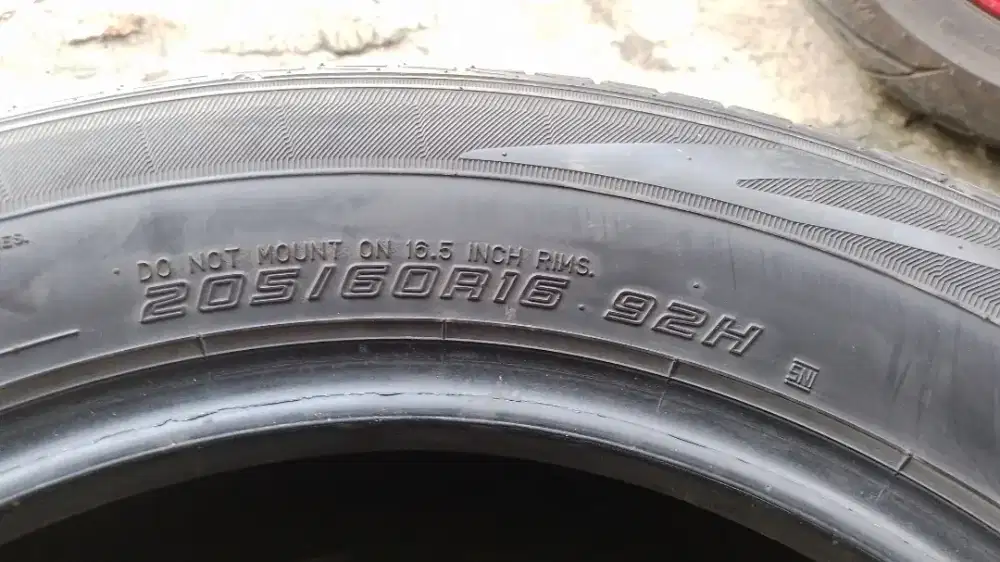 Ban 205/60/R16 dunlop nik 2022