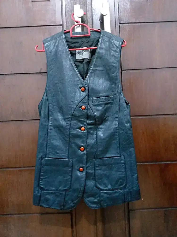 Rompi wanita kulit asli.