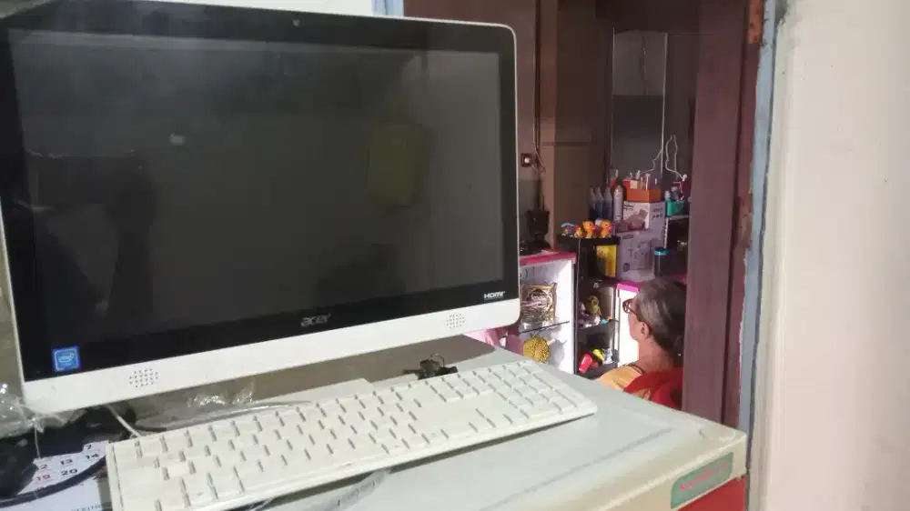 Komputer ACER warna putih