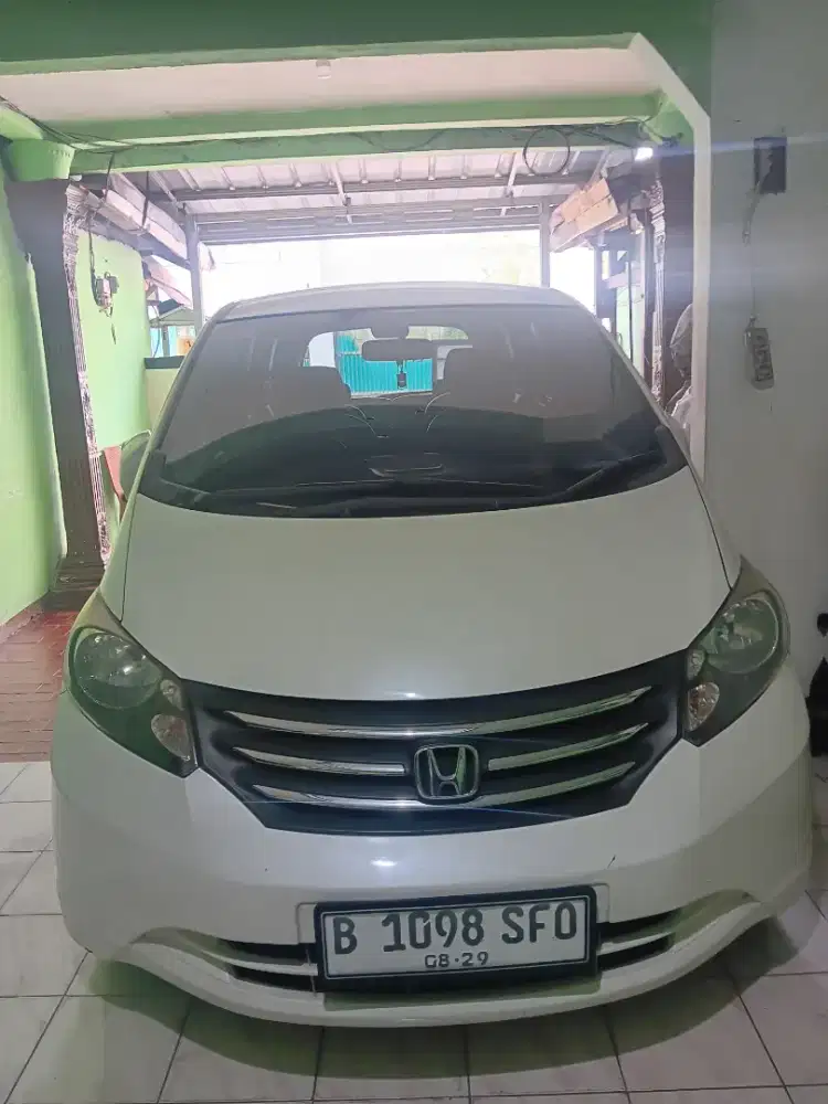 Honda freed PSD tahun 2009 warna putih