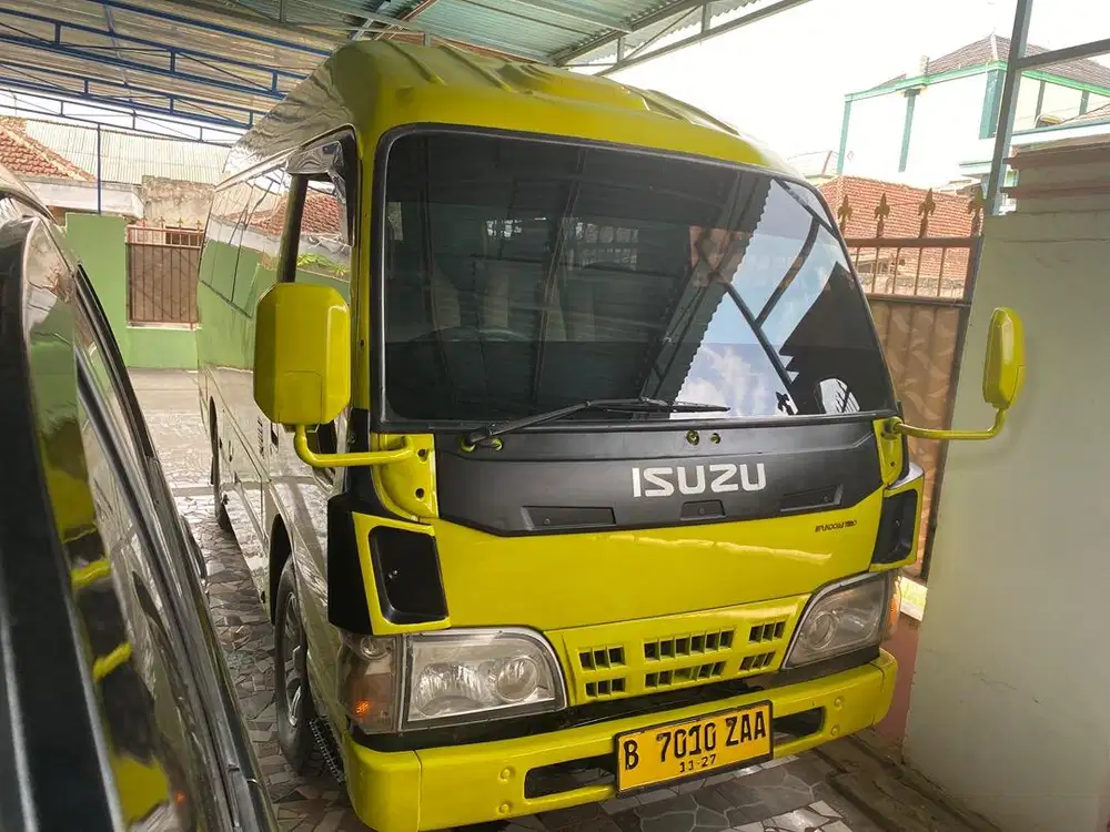 ELF NKR55 19 seat th2012