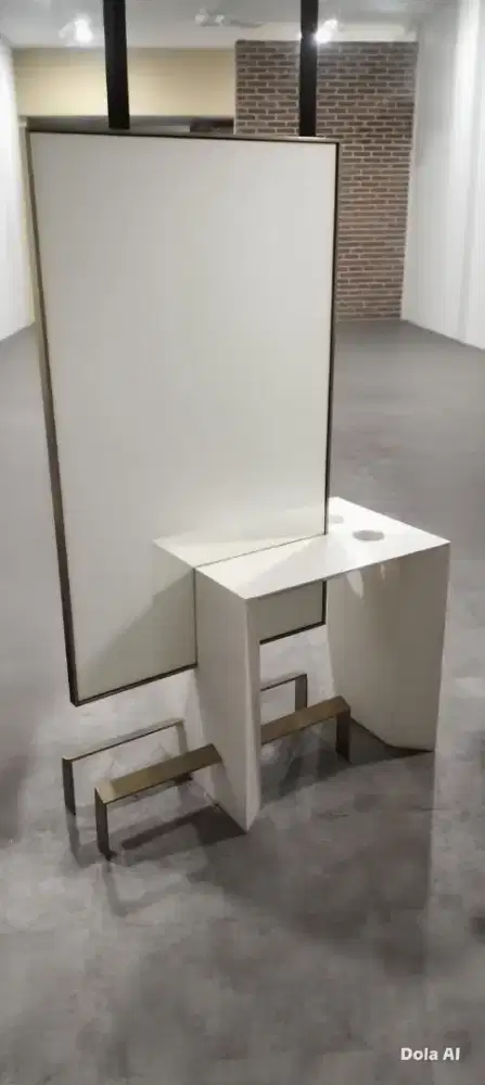 Cermin + meja untuk salon atau barbershop.