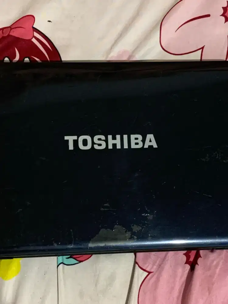 Laptop Toshiba warna hitam