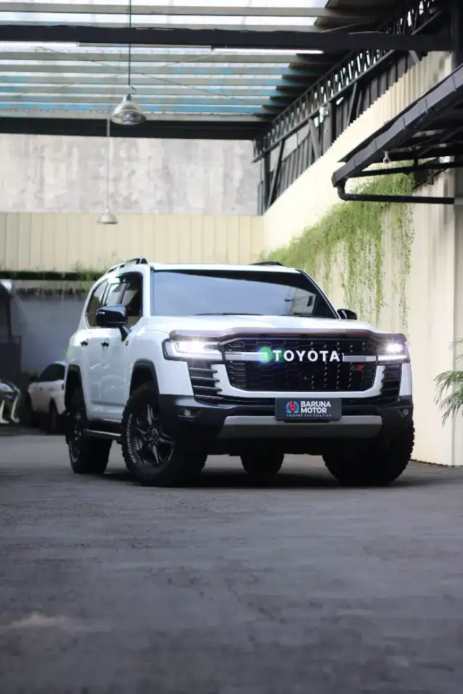 (Low KM) TOYOTA LANDCRUISER LAND CRUISER 300 GR SPORT 2023