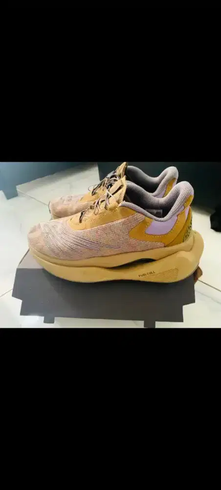 Sepatu running  new balance x stone island