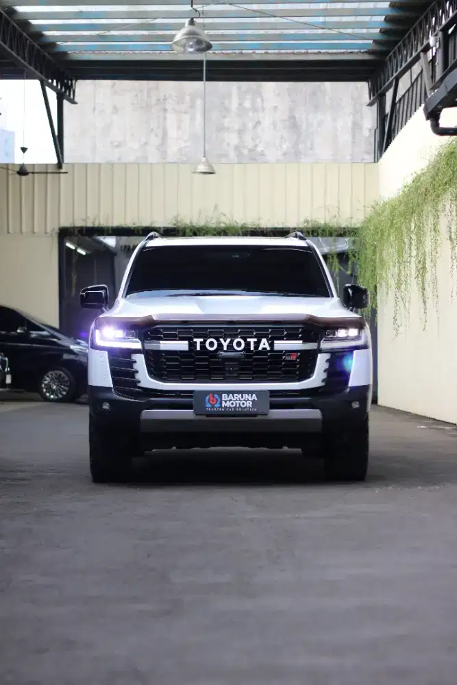 (Low KM) TOYOTA LAND CRUISER LANDCRUISER 300 GR Sport 2023 Putih