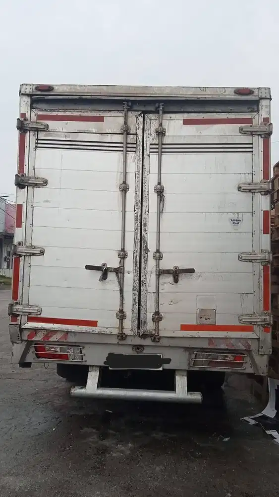 Truk TATA pemakaian perusahaan