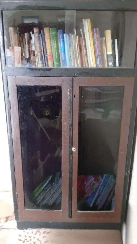 Lemari Kaca Kayu Jati