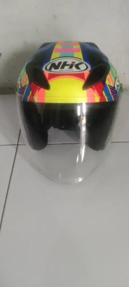 Di jual helm merk NHK ori.