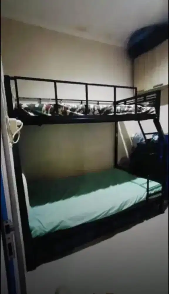 Di jual cepat ranjang besi tingkat