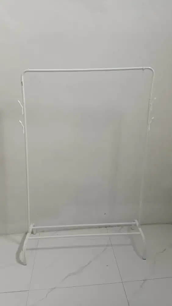 Gantungan baju Indoor.