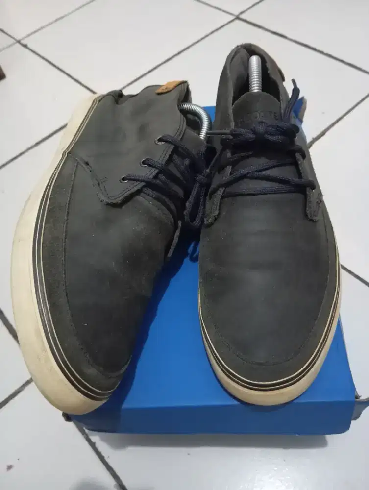 Sepatu loafer lacoste