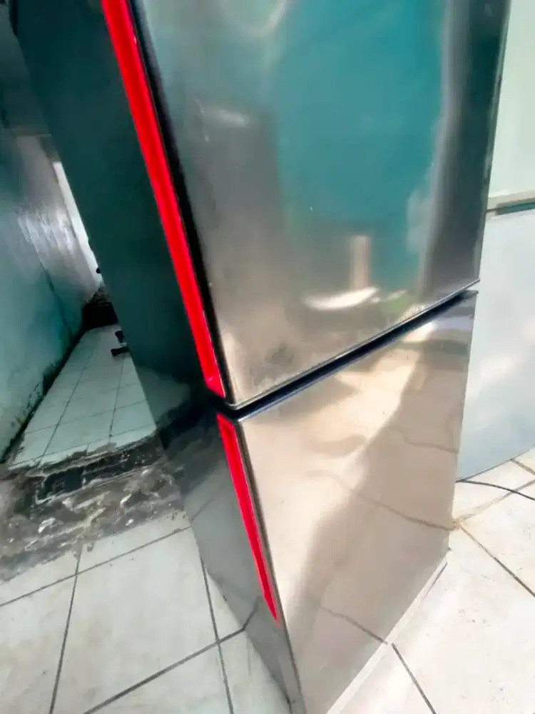 Jual kulkas 2 pintu sedang Aqua normal bagus