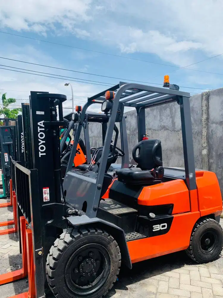 FORKLIFT BEKAS TOYOTA 3 TON MAST STD TAHUN MUDA BERGARANSI MESIN