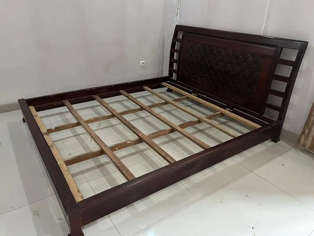Tempat Tidur Jati 180x200 cm – Kondisi Bekas, Kuat & Elegan