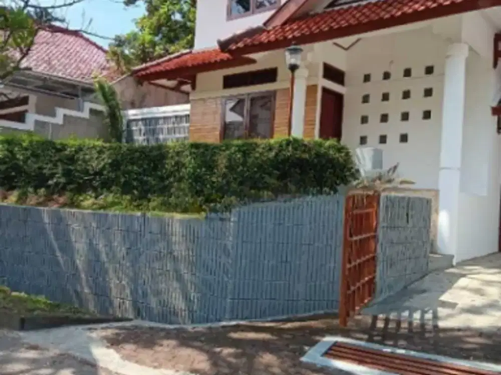 Disewakan rumah 2 lantai,  komplek fajar raya cihanjuang.  Cimahi utara