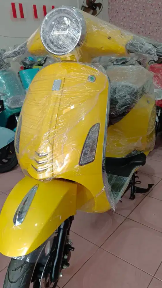 Sepeda motor listrik vespa 2025