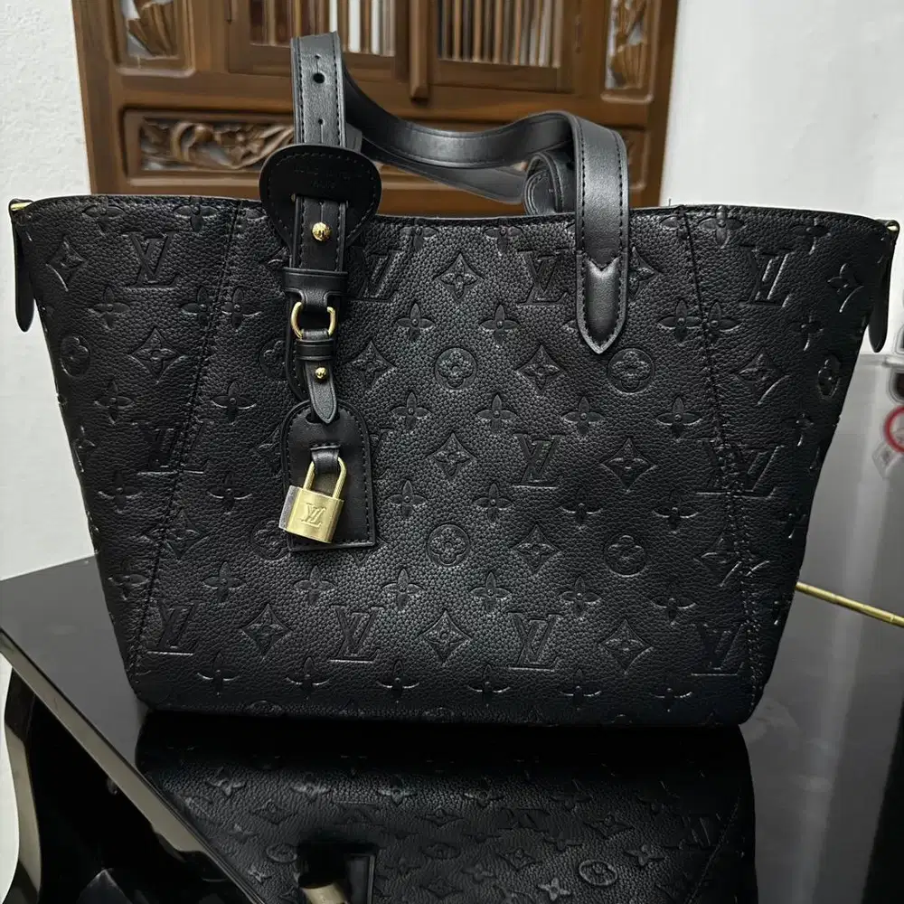 LV all in one Black bag plek
