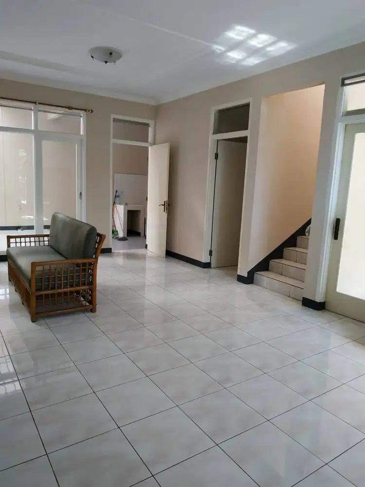 Dijual Rumah 2 Lantai Semi Furnish Di Mekar wangi
