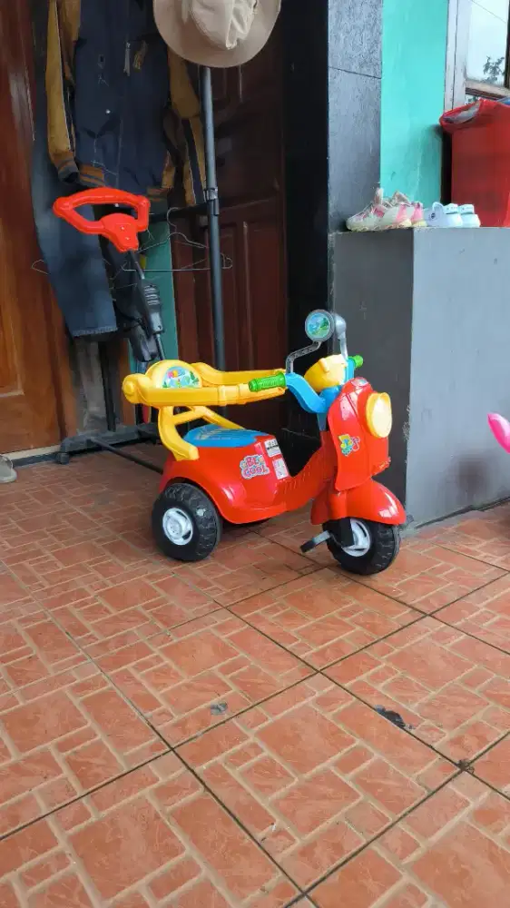 Sepeda roda tiga 3 anak balita dorong