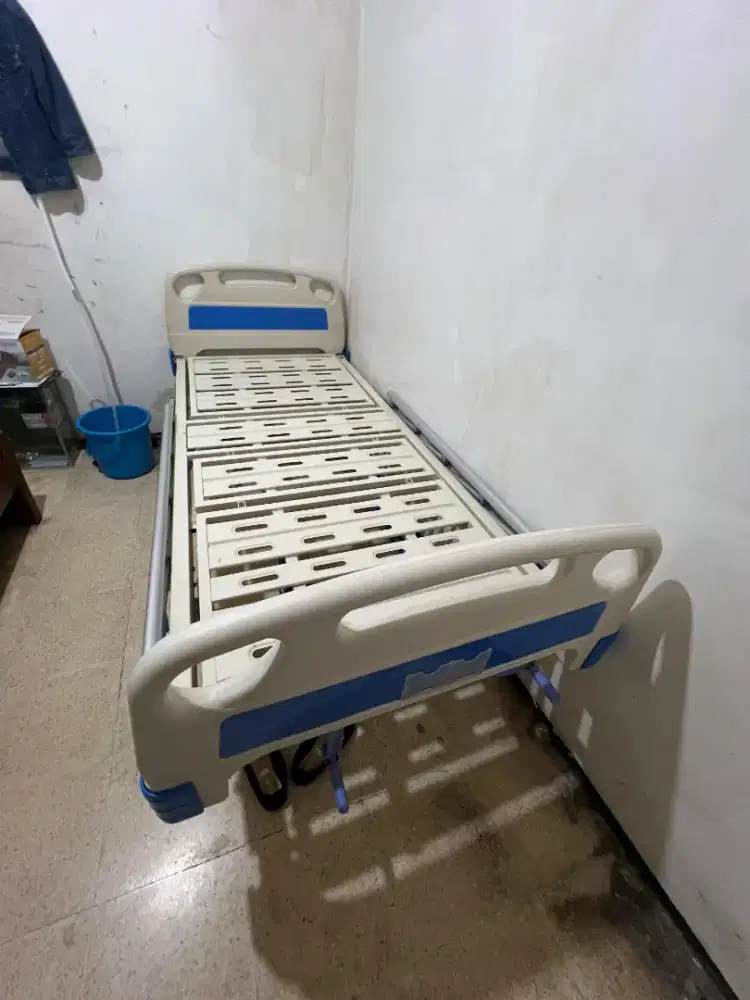 Ranjang bed pasien sella manual 2 crank plus tiang infus