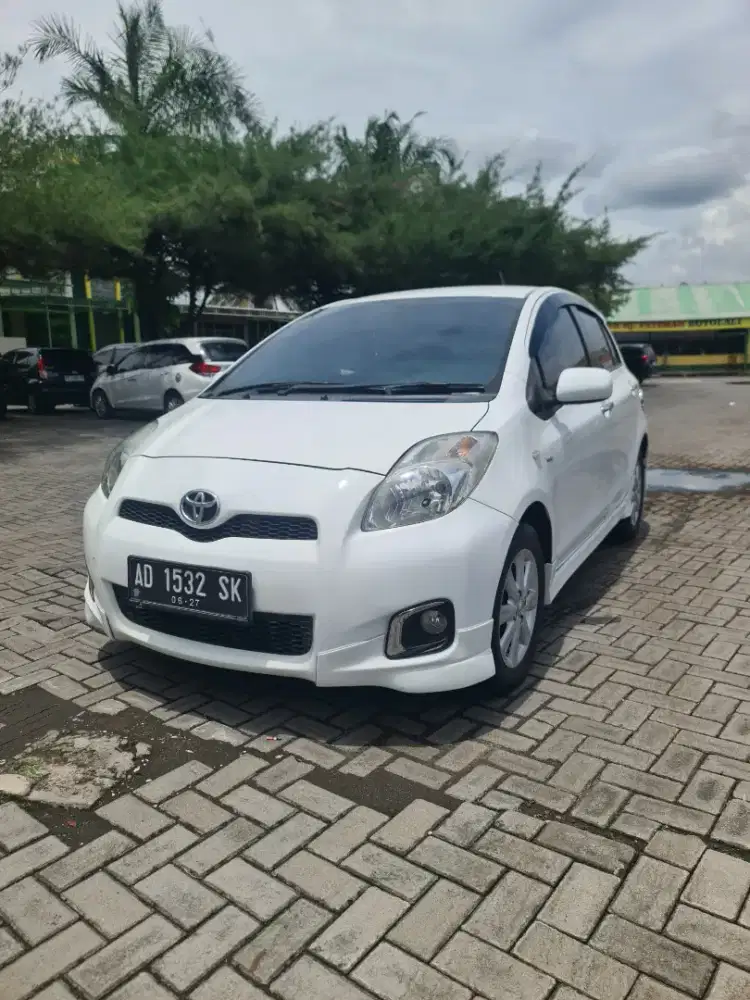Toyota yaris E facelife 2012..manual