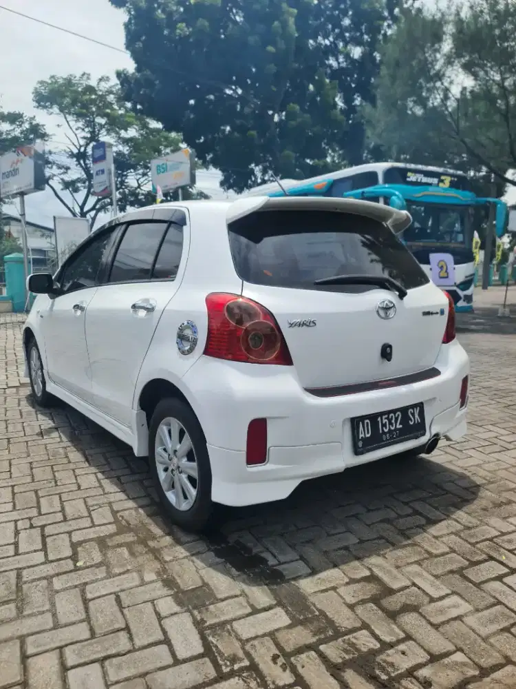 Toyota yaris E facelife 2012..manual