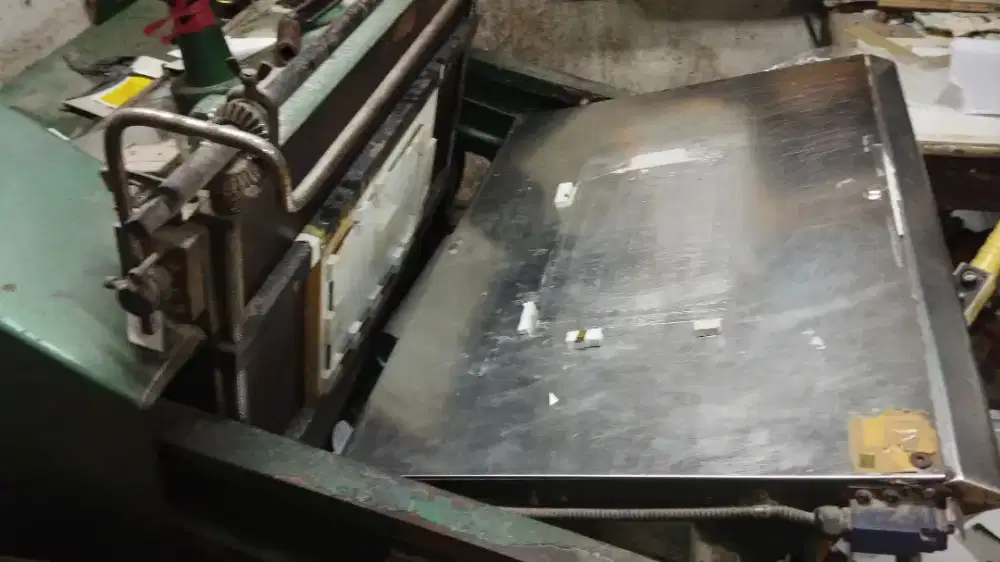 Divari tukang pon sama potong kertas sablon