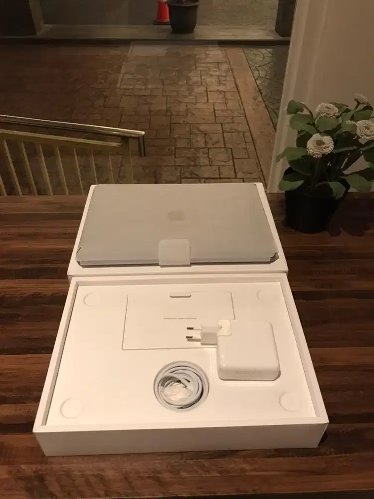 Macbook Pro 13 ibox ID/A 2018 Like New Fullset