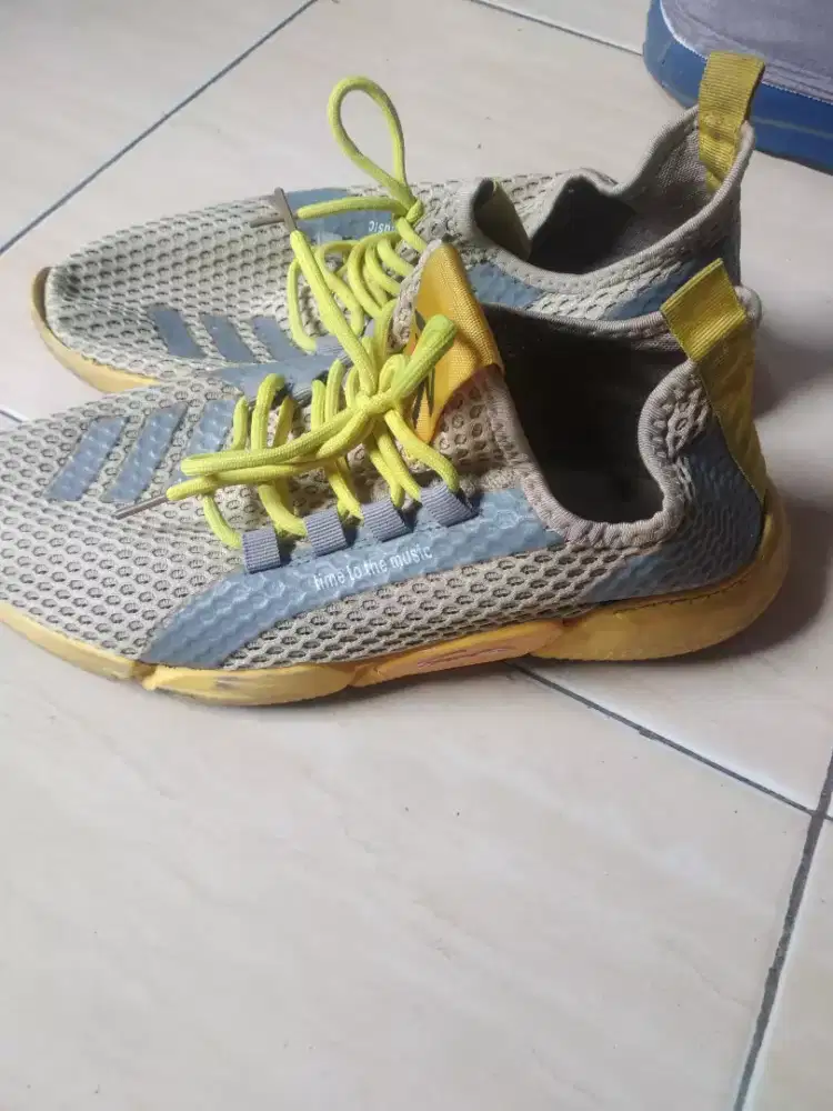 Sepatu sneaker spritz