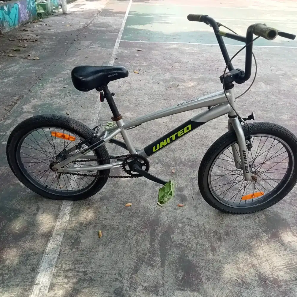 Sepeda BMX United 20