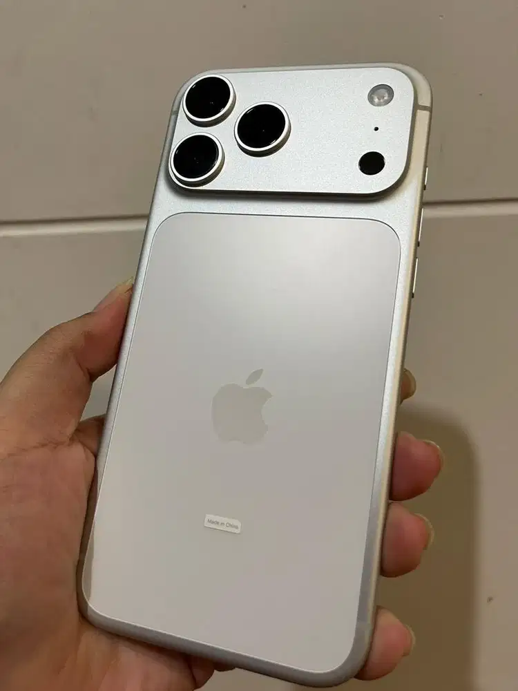 Iphone 17 pro max 256 silver like new