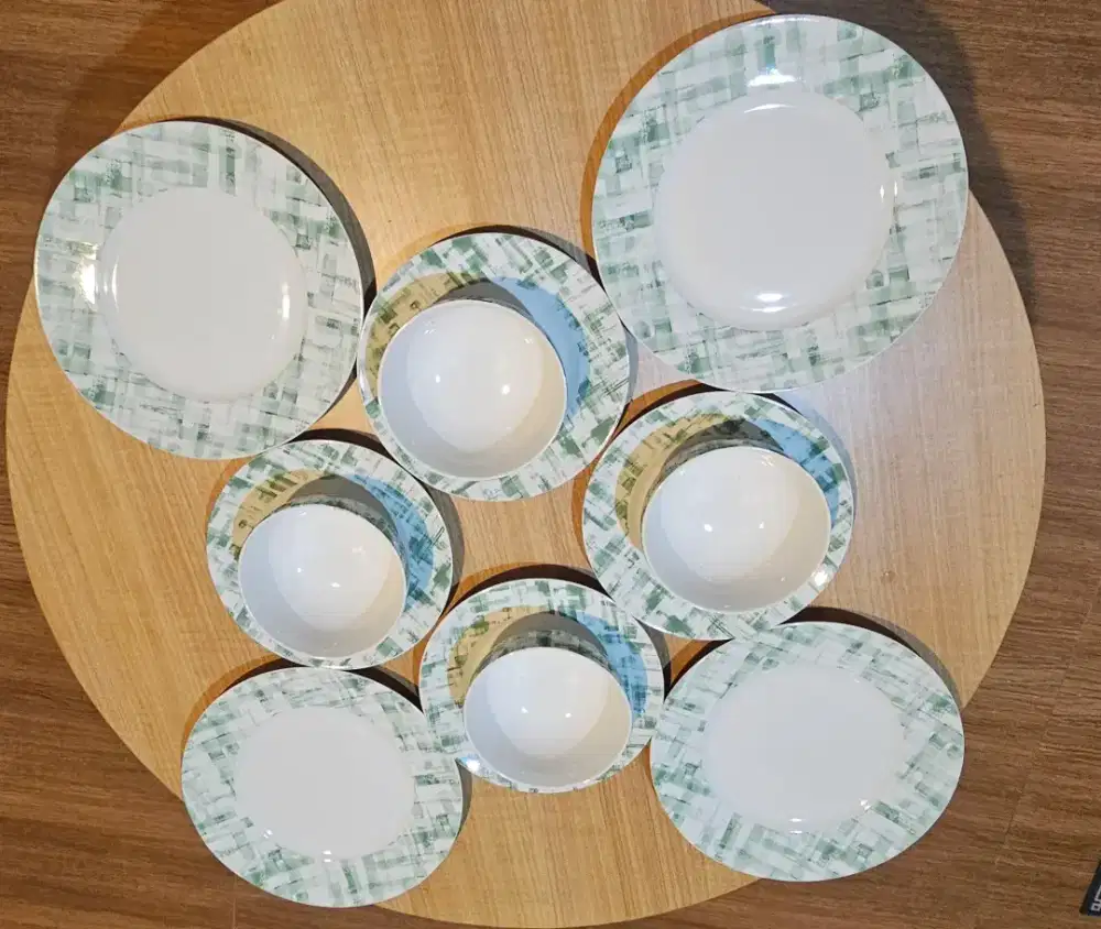 Set Piring & Mangkuk Delicia – Siapa Cepat Dia Dapat! Kondisi Mulus