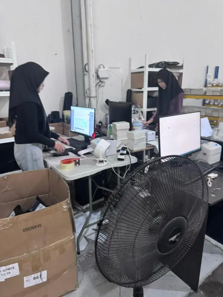 Pengemasan dan penyortiran barang