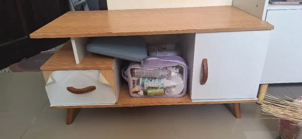 Meja tv dan ruang tamu