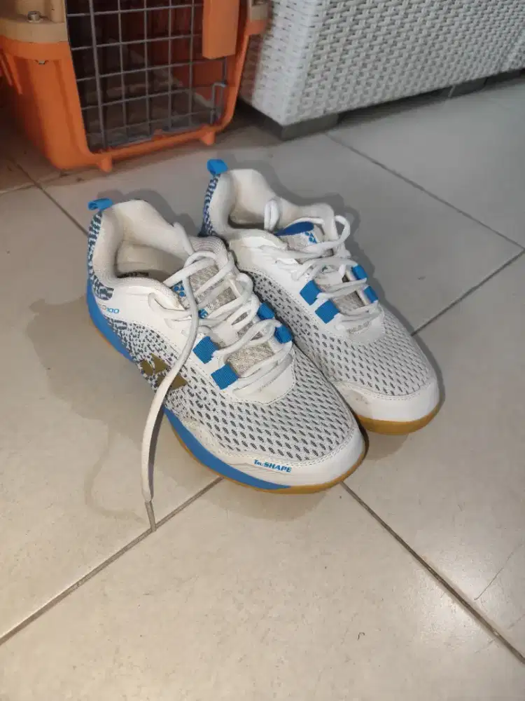 Sepatu Badminton Yonex Velo 100 size 39