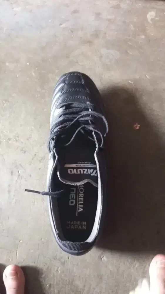 Sepatu bola Mizuno morela