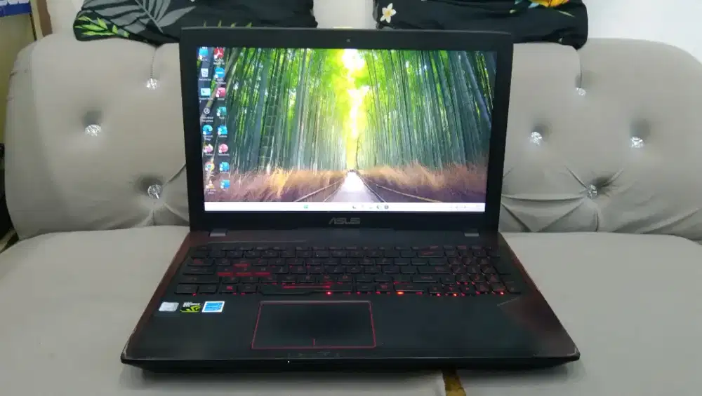 Asus GL553 Core i7 Gen 7 
Ram 16GB 
SSD 512GB 
VGA 1650